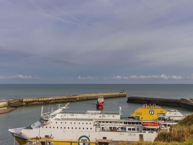 Vue depuis le haut de la falaise sur l'entrée du chenal avec la jetée et le phare de Dieppe, le ferry amarré dans le port transmanche