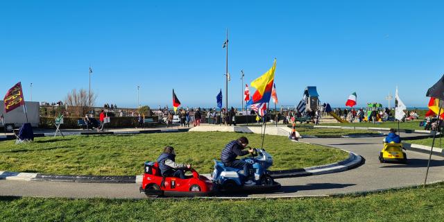 Enfants sur un circuit de petit karting.