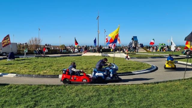 Enfants sur un circuit de petit karting.