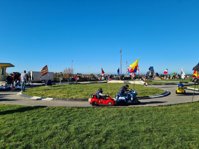 Enfants sur un circuit de petit karting.