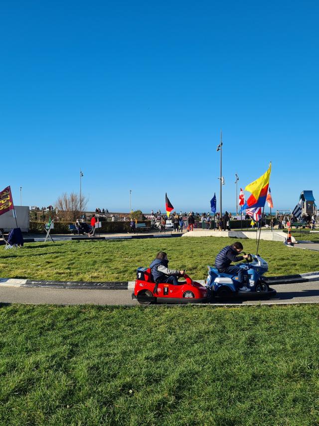 Enfants sur un circuit de petit karting.