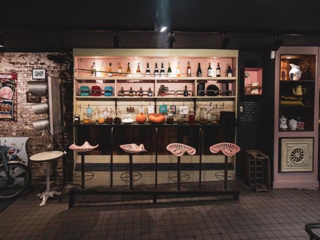 Décoration du restaurant, avec des tabourets style assise de tracteur de couleur rose