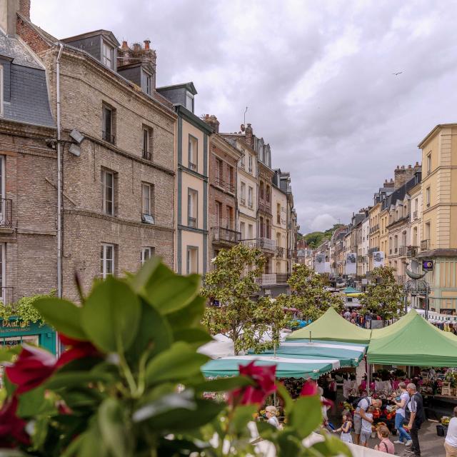 La place du Puits-Salé vue d'en haut lors du marché de Dieppe