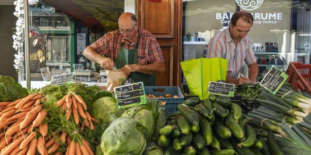 Deux monsieurs vendent des légumes sur le marché de Dieppe