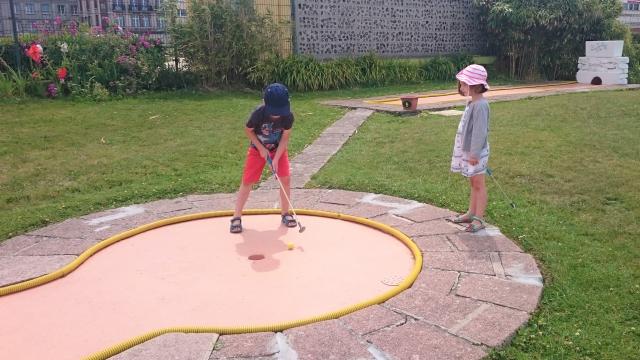 Deux enfants jouent au mini-golf de Dieppe.