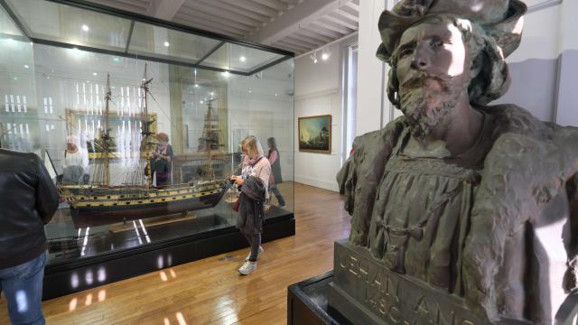 Salle du musée de Dieppe : grande maquette de bateau en vitrine, buste de Jehan Ango