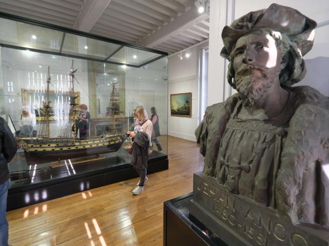 Salle du musée de Dieppe : grande maquette de bateau en vitrine, buste de Jehan Ango