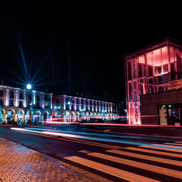 Office de Tourisme de nuit en période de Noël