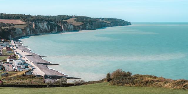 Vue panoramique sur la plage de Pourville-sur-Mer avec ses falaises, sa digue et ses habitations