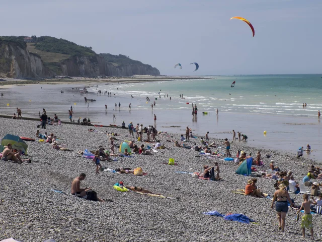 plage de Pourville-sur-Mer, commune de Hautot-sur-Mer (76) avec les falaises de craie la côte d'albâtre et du pays de Caux