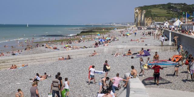 plage de Pourville-sur-Mer, commune de Hautot-sur-Mer (76) avec les falaises de craie la côte d'albâtre et du pays de Caux