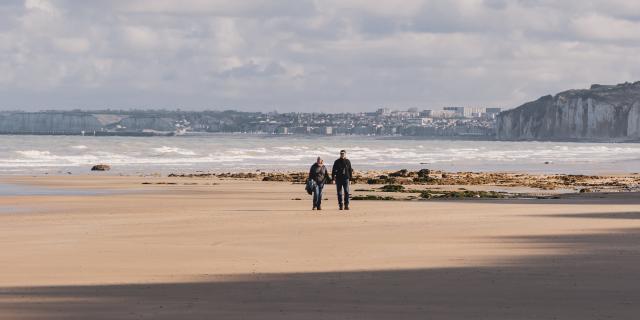 Deux personnes sur la plage Varengeville-sur-Mer