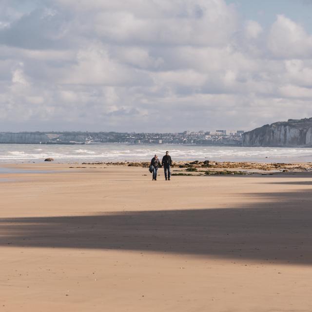 Deux personnes sur la plage Varengeville-sur-Mer