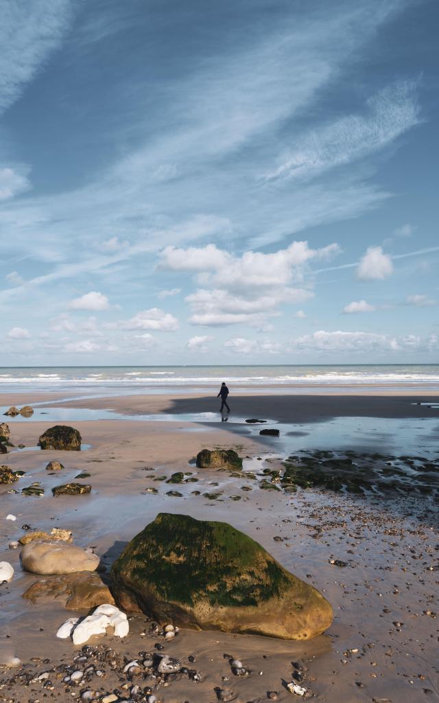 Personne se baladant sur la plage de Varengeville-sur-Mer