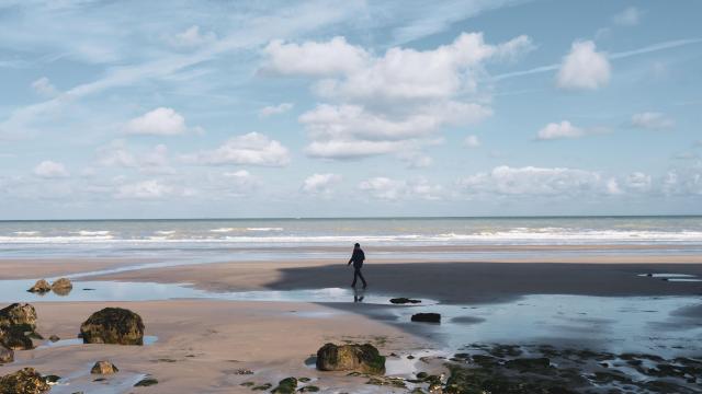 Personne se baladant sur la plage de Varengeville-sur-Mer