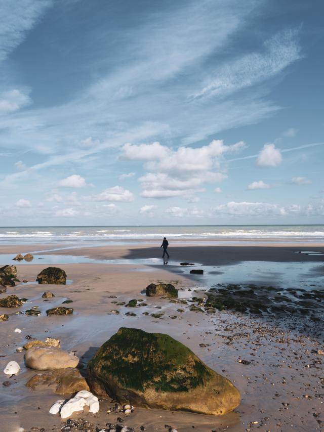 Personne se baladant sur la plage de Varengeville-sur-Mer