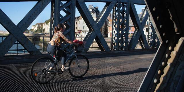 Jeune femme faisant du vélo sur le pont Colbert de Dieppe