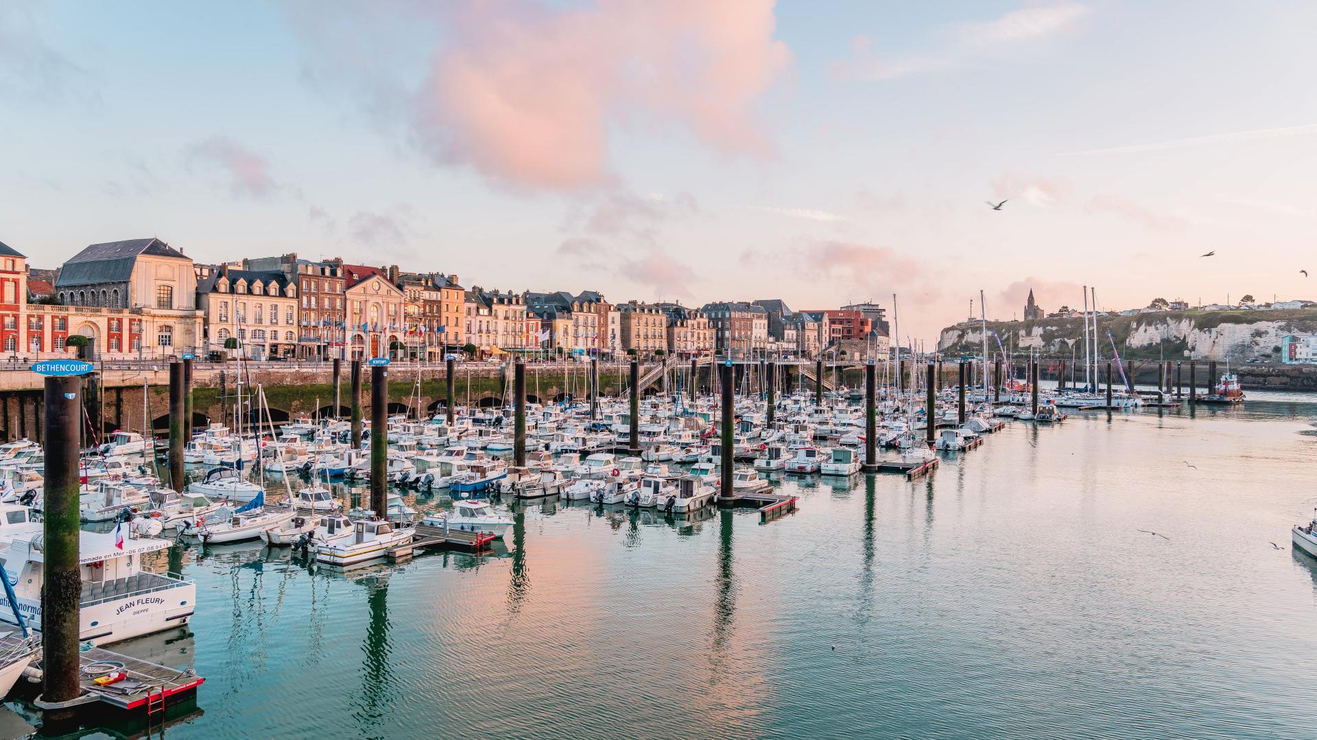 Vue sur le port de plaisance de Dieppe, le quai Henri IV et la chapelle de Bonsecours