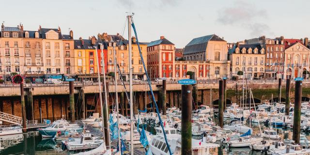 Port de Plaisance de Dieppe avec des bateaux, et le quai Henri IV à l'arrière-plan