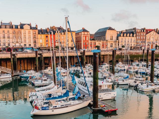 Port de Plaisance de Dieppe avec des bateaux, et le quai Henri IV à l'arrière-plan