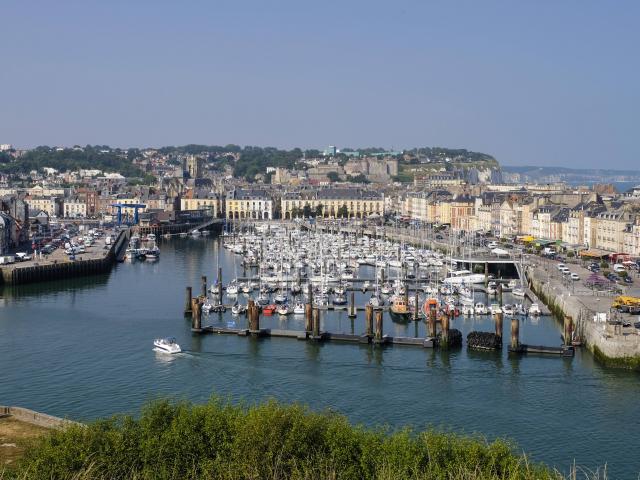 ville et port de plaisance de Dieppe (76) sur la côte d'albâtre et dans le pays de Cauxvus du panorama de Notre-Dame-de-Bonsecours