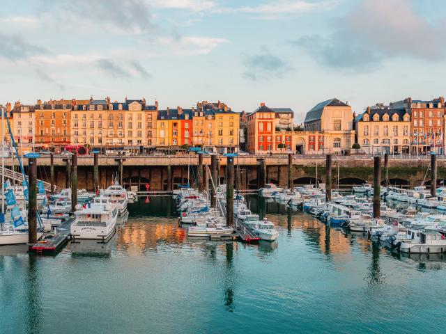 Vue sur le quai Henri IV et sur le port de Plaisance de Dieppe