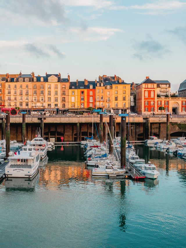 Vue sur le quai Henri IV et sur le port de Plaisance de Dieppe