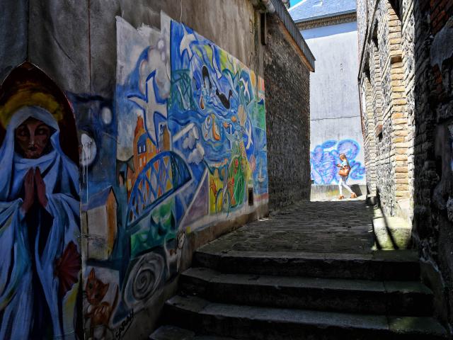 Ruelle avec des peintures sur les murs, dans le quartier du Pollet à Dieppe