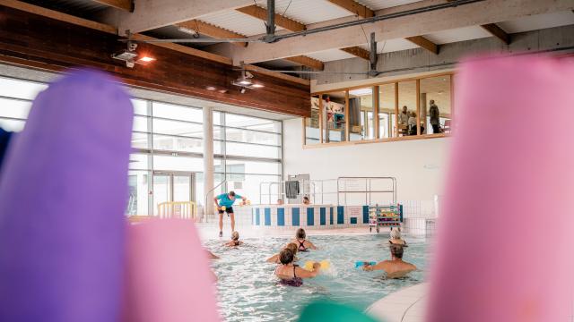 Professeur de sport en train de donner une séance d'aquagym aux Bains de Dieppe