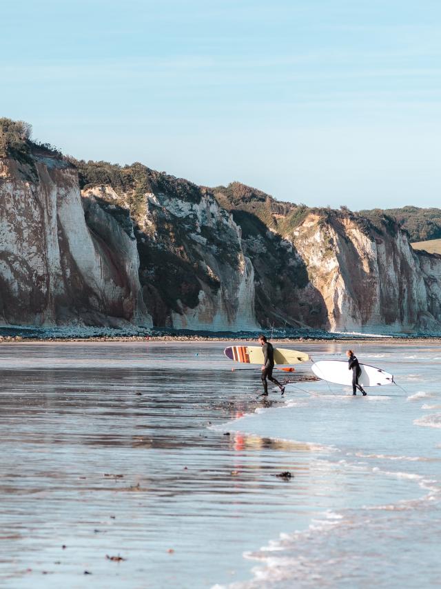 Deux surfeurs sortant de l'eau à la plage de Pourville-sur-Mer