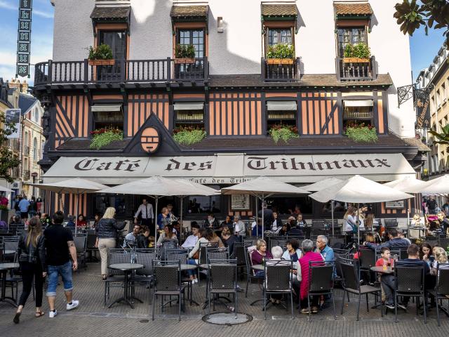 Terrasse pleine de monde du Café des Tribunaux