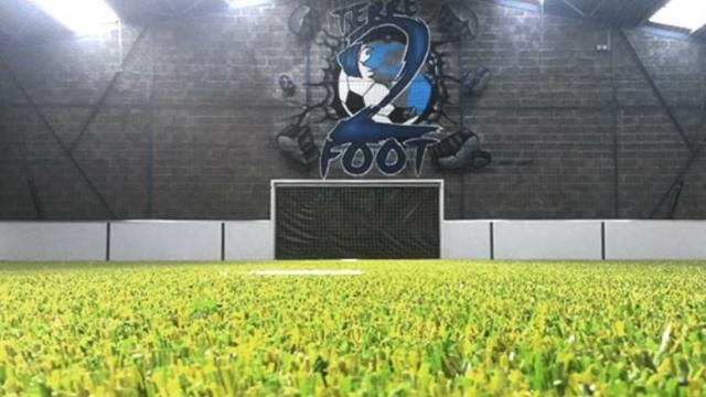 Salle de foot indoor, logo terre 2 foot sur le mur