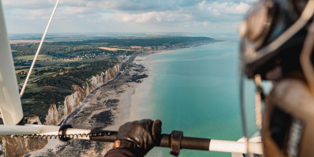 Vue du ciel sur la mer et les falaises