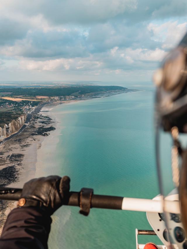 Vue du ciel sur la mer et les falaises