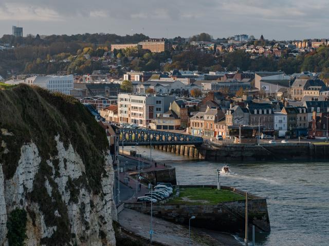 Point de vue sur Dieppe depuis la falaise : Pont Colbert et presqu'île du Pollet en contrebas, différents niveaux de bâtiments (gare, Dieppe Scène Nationale, Bâtiments portuaires, Tonkin...)