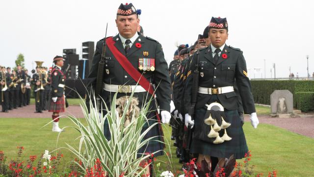 Soldats lors des commémorations du 19 août 1942 au square du Canada à Dieppe