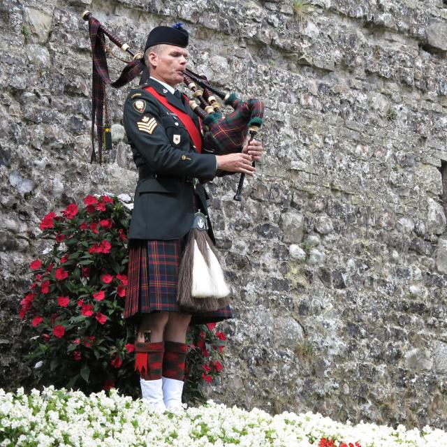 Soldat écossais jouant de la cornemuse dans le square des canadiens lors des commémorations du 19 août 1942