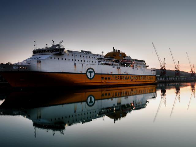 Ferry dans le port transmanche de Dieppe au coucher du soleil