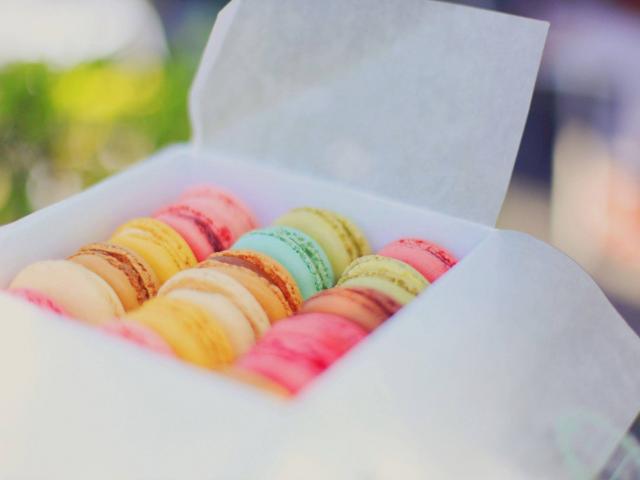 Macarons de toutes les couleurs dans une boîte blanches