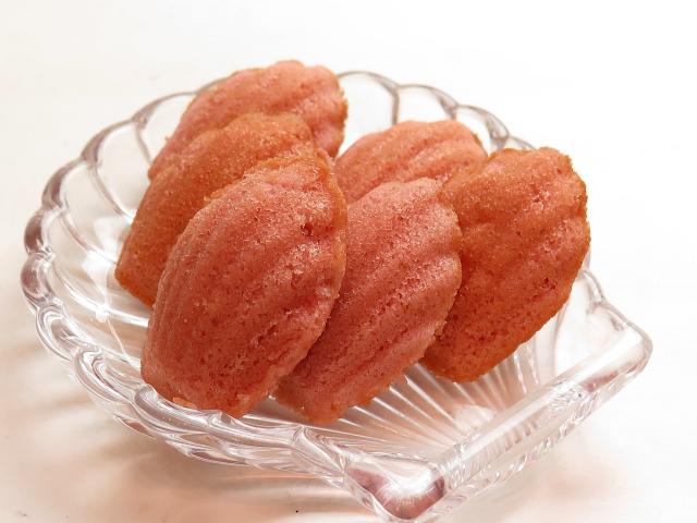 6 madeleines dans une coupelle en verre en forme de coquille Saint-Jacques