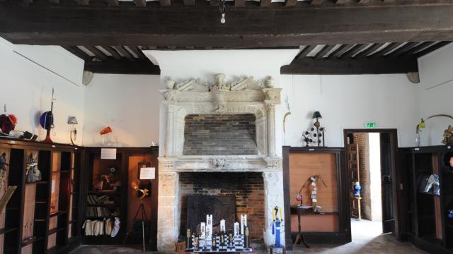 Intérieur du Manoir d'Ango, cheminée ouvragée en pierre blanche