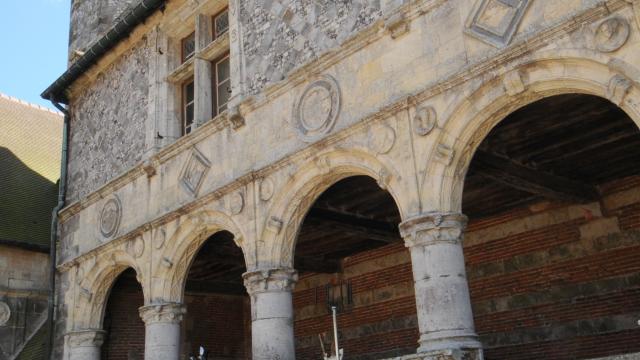 Vue de l'extérieur de la loggia du Manoir d'Ango