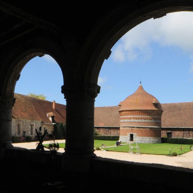 Vue sur le colombier du Manoir d'Ango depuis la loggia