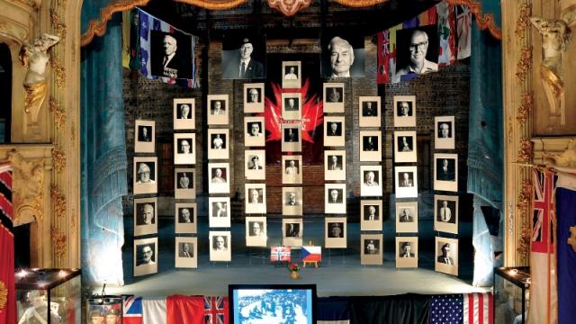 Portraits des vétérans installés en suspension sur la scène de l'ancien théâtre à l'italienne du Mémorial du 19 août 1942