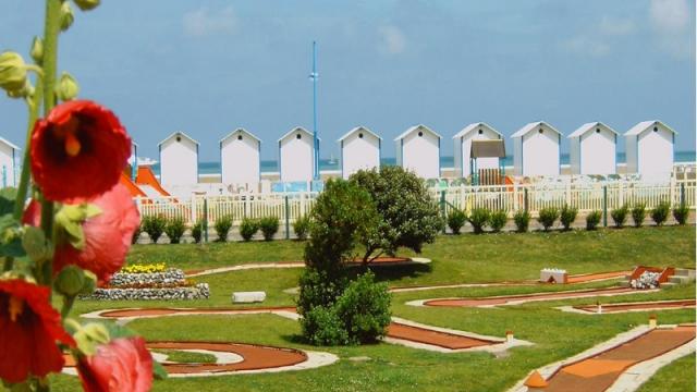 Mini-golf au bord de la plage de Pourville, cabines de plage en arrière-plan