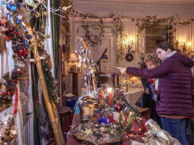 Stand de décoration dans l'un des salon du Château de Miromesnil, à l'occasion du marché de Noël