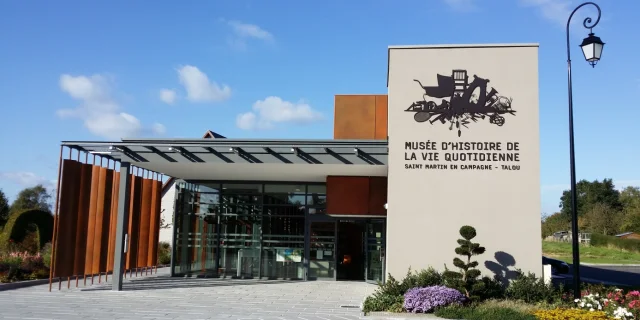 Façade moderne du Musée d'Histoire de la Vie Quotidienne