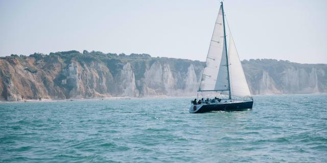 Voilier au large de Dieppe, falaises en arrière-plan