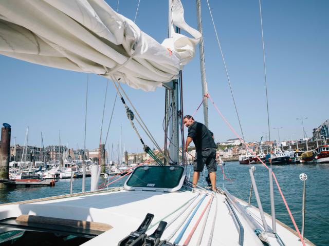 Moniteur prépaprant le départ d'un voilier dans le port de Dieppe