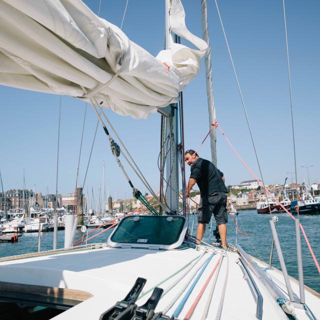 Moniteur prépaprant le départ d'un voilier dans le port de Dieppe